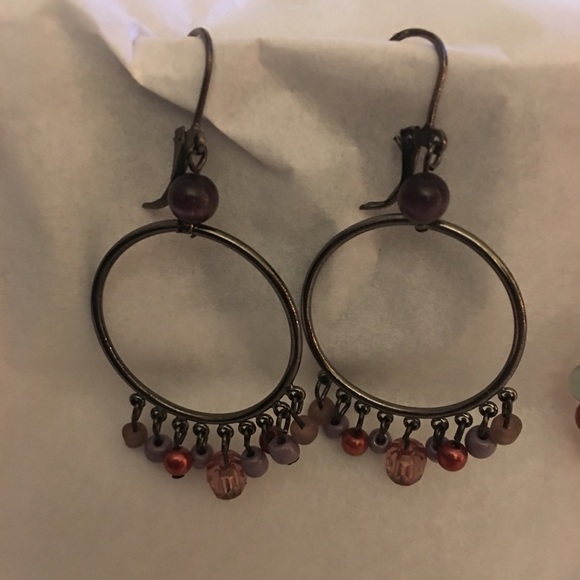 5 Beautiful pairs of dangle earrings. - Picture 2 of 6